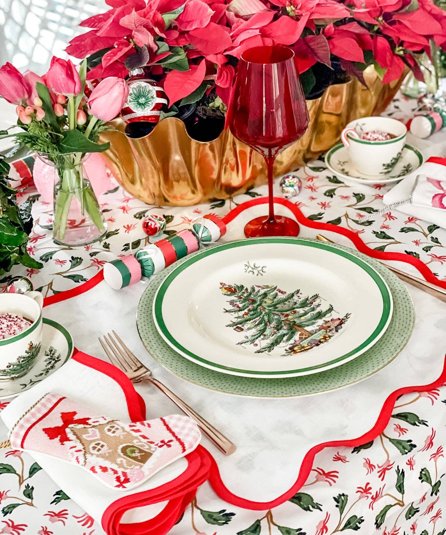 Linen Scalloped Square | Lily White with Rosebud Red | SAMPLE